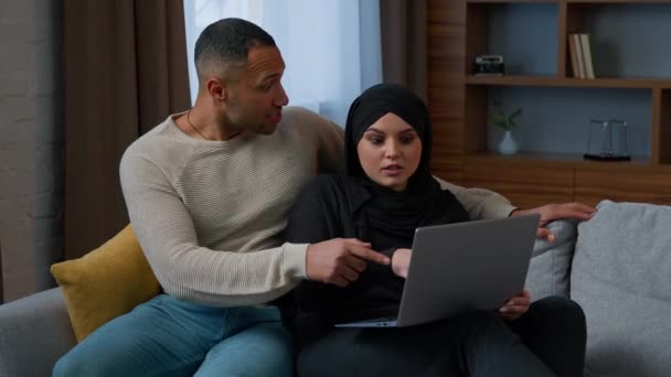 Married Couple Sit Sofa Use Laptop Device Choosing New Apartment — Stock videók