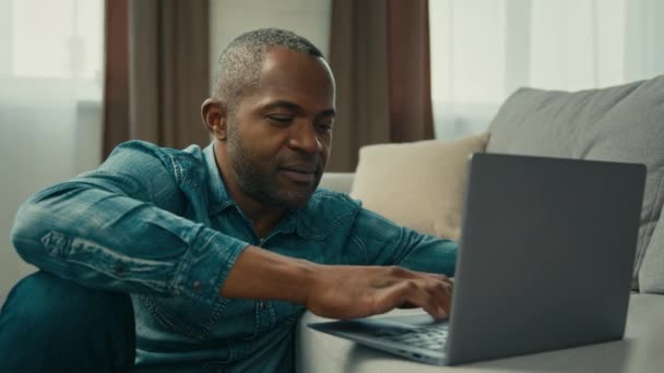 African American Middle Aged Businessman Typing Laptop Mature Ethnic Male — Αρχείο Βίντεο