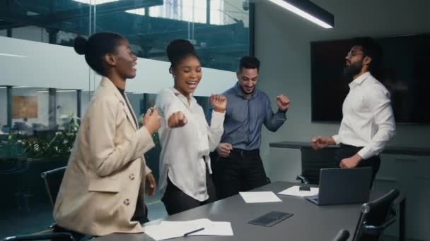 幸せなダンスの動機多人種多様なビジネスグループチームの同僚同僚面白いダンスでオフィスで成功を祝う同僚が一緒に楽しいパーティーを持つことを祝う金曜日の休日を受賞 — ストック動画