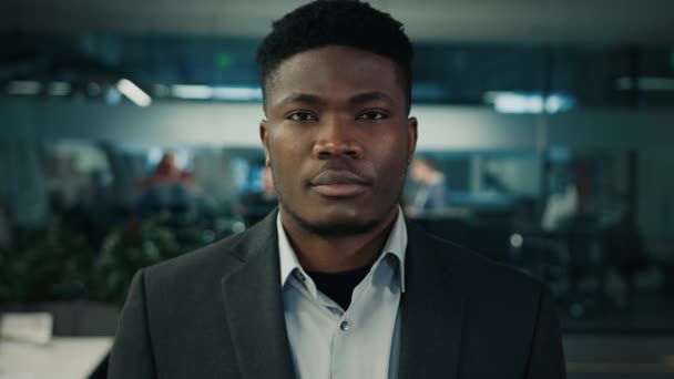 深刻な不幸な男アフリカ系アメリカ人アメリカ人成人男性カメラビジネスポートレートを見て30代ビジネスマンの従業員マネージャー穏やかなオフィスワーカー屋内に立つ中年の危機悲しい表情 — ストック動画