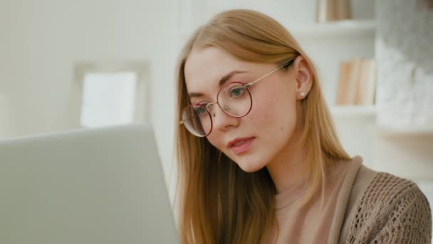 Caucasian Woman Female Girl Student Freelance Businesswoman Glasses Look Laptop — Stockvideo