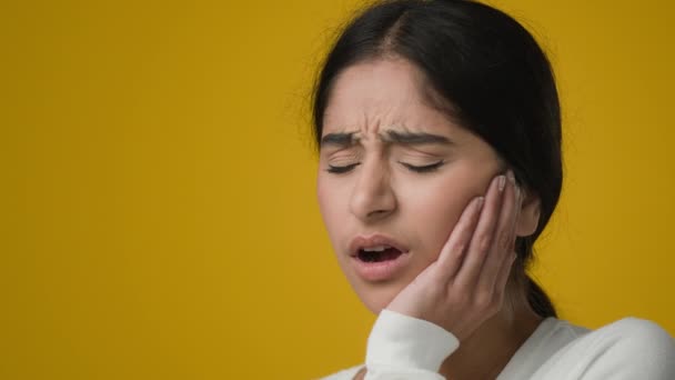 Indyjski Smutny Chory Kobieta Zdenerwowany Bólem Zęba Ból Zęba Ból — Wideo stockowe