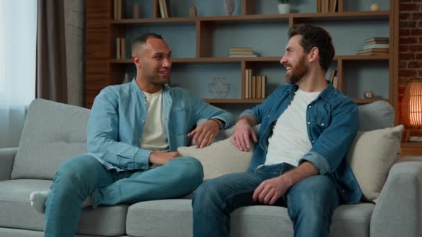 Two Diverse 30S Men Businessmen Talking Home Sofa Multiracial Friends — Vídeo de stock