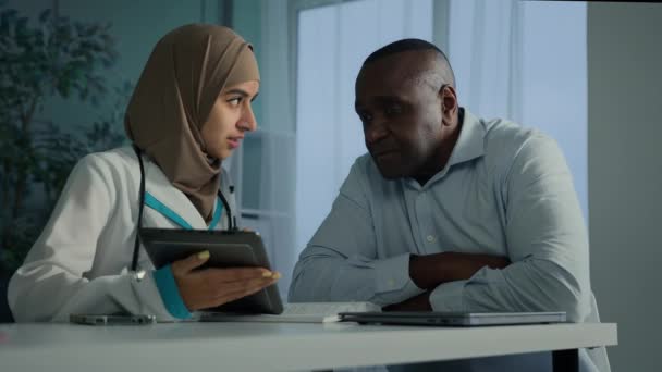 Ethnic Arabian Muslim Woman Doctor Show Electronic Medical Health Result — Vídeos de Stock