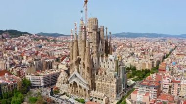 Barcelona, İspanya - 13.09.2022: Havadan bakıldığında manzara manzarası drone La Sagrada Familia Katedrali tapınak kilisesi tarihi binaları Avrupa 'nın güzel kentsel manzarası