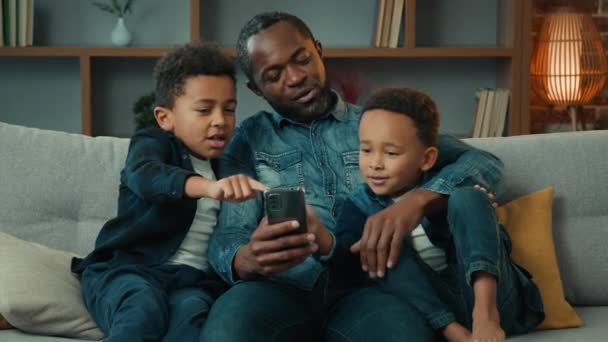 Αφρο Αμερικανός Πατέρας Άνθρωπος Μπαμπάς Διδάσκει Μικρά Αγόρια Αδέλφια Αδέλφια — Αρχείο Βίντεο