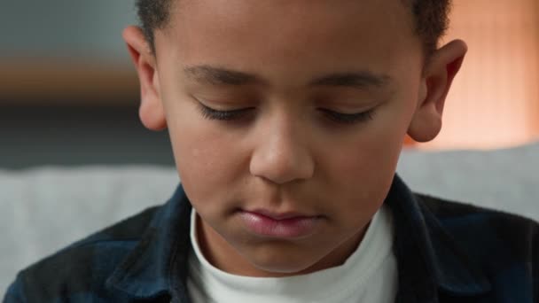 Närbild Ledsen Upprörd Liten Afroamerikansk Pojke Barn Tittar Ner Med — Stockvideo