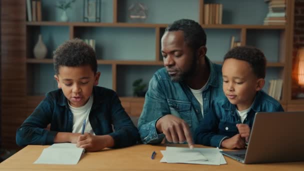 Afroamerikansk Far Pappa Lära Skolpojke Son Hjälp Med Läxor Sitter — Stockvideo
