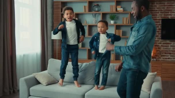 Lucu Aktif Afrika Amerika Keluarga Menari Pesta Rumah Etnis Ayah — Stok Video