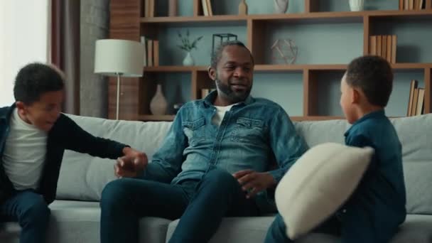 Αφρο Αμερικανός Πατέρας Πατέρας Πατέρας Μιλώντας Δύο Παιδιά Γελώντας Καθισμένος — Αρχείο Βίντεο