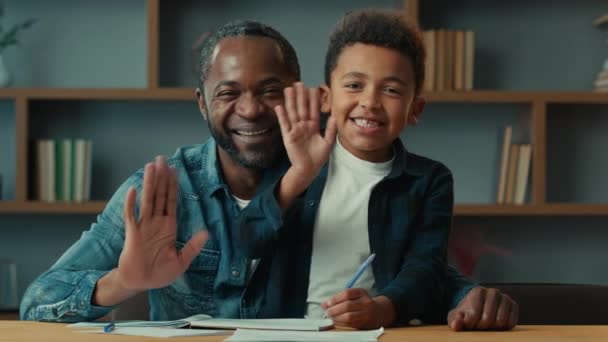 Afrikansk Amerikansk Far Far Med Lille Søn Barn Dreng Skoledreng – Stock-video