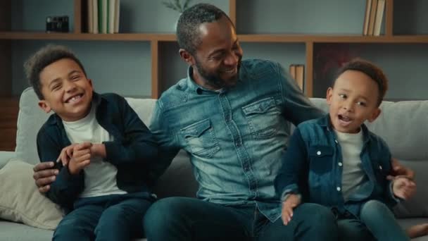 Афроамериканець Який Обіймається Розмовляє Двома Маленькими Хлопчиками Дошкільнятами Які Веселяться — стокове відео
