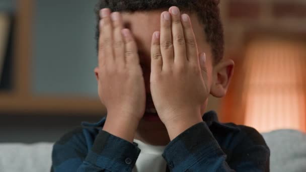 Закройте Счастливый Игривый Маленький Мальчик Афро Американский Этнический Ребенок Ребенок — стоковое видео