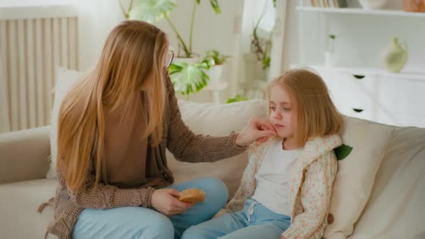 Kaukasiske Mor Fjerne Glatte Hår Fra Ansigtet Søde Barn Datter – Stock-video
