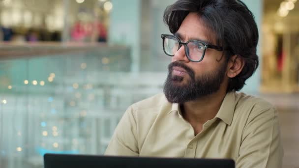Сконцентрированный Задумчивый Вдумчивый Индийский Этнический Многорасовый Бородатый Бизнесмен Торговец Мужчина — стоковое видео
