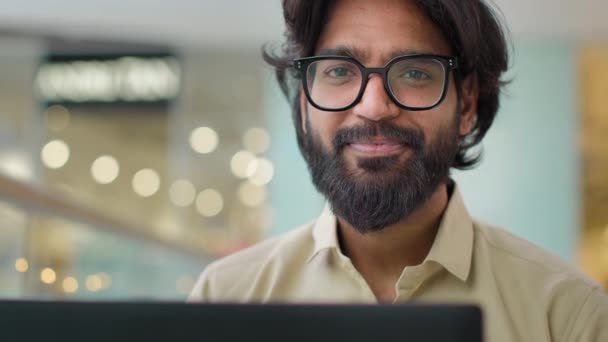 Счастливый Уверенный Индийский Этнической Многорасовой Бородатый Бизнесмен Очках Глядя Камеру — стоковое видео
