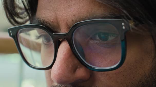 Vista Cerca Los Ojos Masculinos Hombre Negocios Con Gafas Computadora — Vídeos de Stock