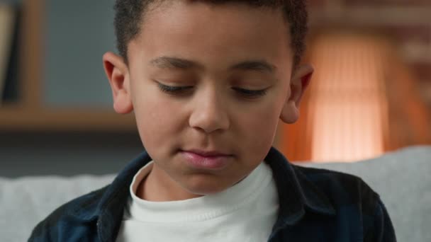 Porträt Kleiner Afroamerikanischer Junge Der Die Kamera Lächelt Wandelt Emotionen — Stockvideo