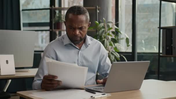 Cansado Agotado Africano Mediana Edad Gerente Oficina Contable Hombre Negocios — Vídeos de Stock