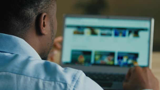 Rückseite Unbekannter Mann Afrikanisch Amerikanischer Geschäftsmann Webdesigner Mitarbeiter Sitzen Hause — Stockvideo