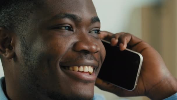 Закройте Африканский Американец Разговаривая Телефону Помещении Этнический Улыбающийся Мужчина Годов — стоковое видео