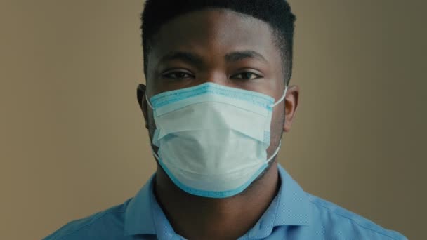 Αφροαμερικανός Εθνοτικός Πολυφυλετικός Επιχειρηματίας Ενήλικας Ιατρική Μάσκα Εσωτερικούς Χώρους Άρρωστος — Αρχείο Βίντεο
