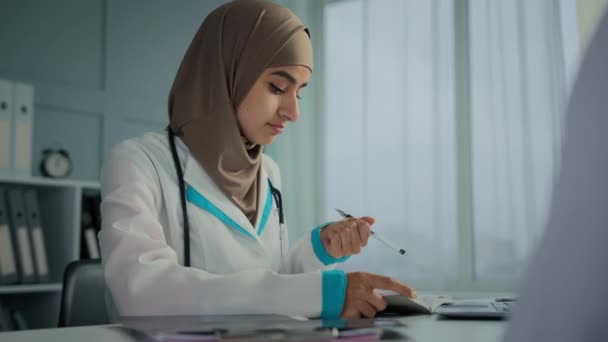 Femme Médecin Arabien Musulman Praticien Thérapeute Généraliste Écrire Des Notes — Video