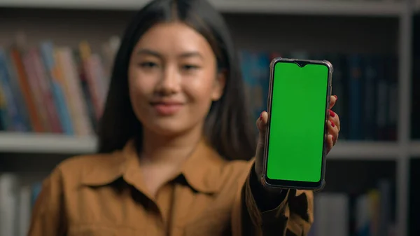 Nahaufnahme Lächelnd Koreanische Geschäftsfrau Mit Telefon Zeigt Green Screen Smartphone — Stockfoto