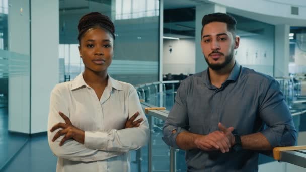 Zwei Multirassisch Vielfältige Multiethnische Partner Mitarbeiter Kollegen Afroamerikanische Geschäftsfrau Und — Stockvideo