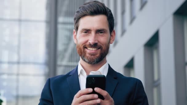 Close Happy Handsome Bearded Caucasian Man Looking Phone Screen Browsing — Vídeo de Stock