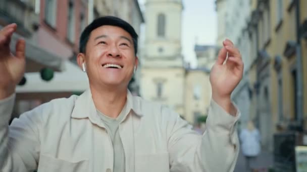 Feliz Hombre Coreano Divertido Escuchando Música Dinámica Con Auriculares Inalámbricos — Vídeos de Stock