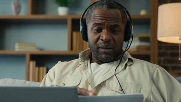 Africano Americano Homem Falando Vídeo Chamada Fones Ouvido Casa Meia — Vídeo de Stock