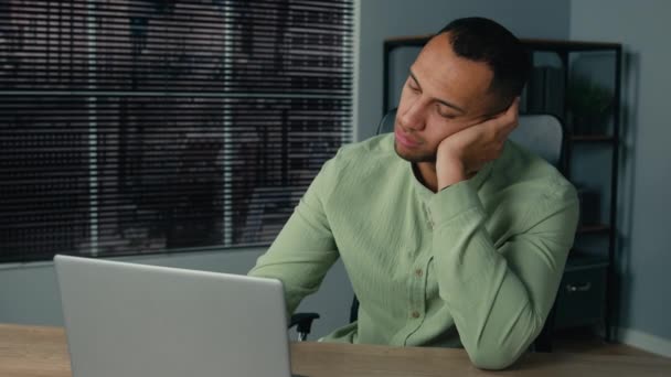 Tired Lazy Young African American Businessman Bored Work Fall Asleep — Vídeos de Stock
