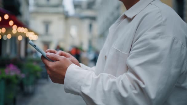 Close Homem Irreconhecível Rua Segurando Smartphone Pedindo Táxi Usando Aplicativo — Vídeo de Stock