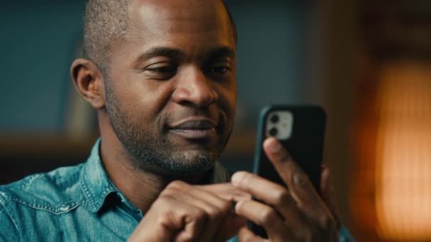 Close Surprised Mature African American Man Holding Smartphone Reading Good — стоковое видео