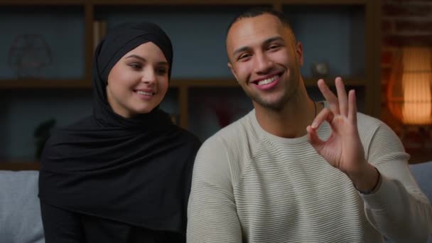 Casal Interracial Multirracial Parceiros Casados Família Muçulmano Árabe Mulher Étnica — Vídeo de Stock