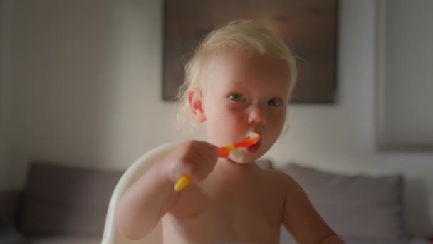 Grappig Schattig Klein Baby Meisje Jongen Blond Kind Actief Zuigeling — Stockvideo