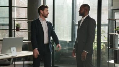 İki farklı insan, çok ırklı iş adamları başarılı müzakereler sonrasında el sıkışıyorlar. Beyaz adam el sıkışması Afro-Amerikan iş ortağı müşteri ortaklığı anlaşması