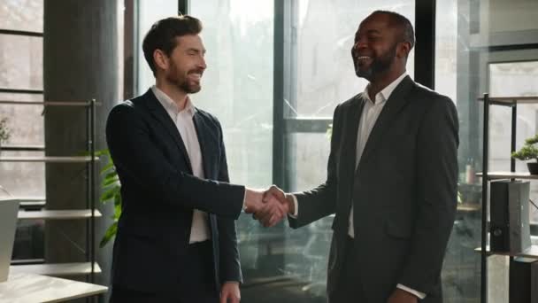Zwei Glücklich Lächelnde Verschiedene Multiethnische Geschäftsleute Multiethnische Partner Männer Kaukasische — Stockvideo
