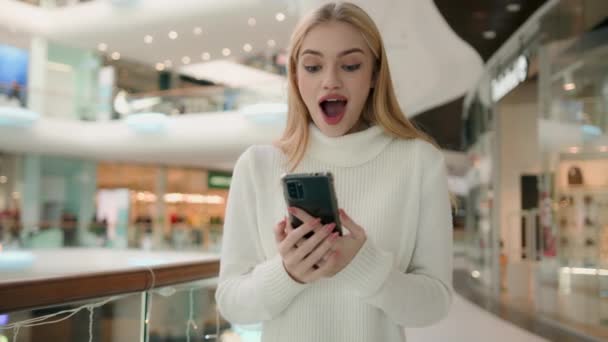 Žena Vítěz Použít Smartphone Obchodním Centru Žena Nakupování Line Mobilním — Stock video