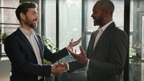 Caucasian Boss Manager Man Shake Hand African American Candidate Partner — Vídeos de Stock