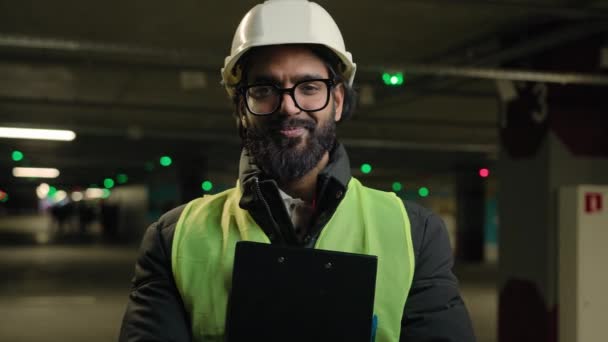Indian Contractor Mechanic Guy Helmet Glasses Smile Posing Clipboard Folder — Vídeo de Stock