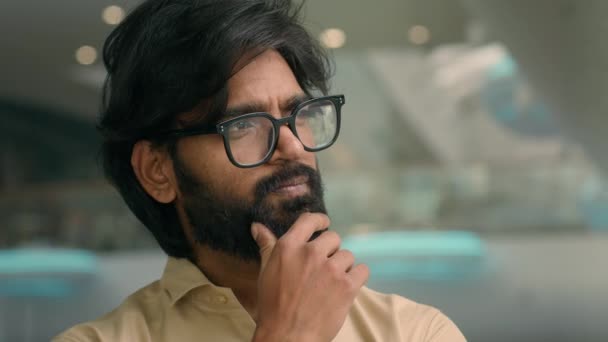 Индийский Задумчивый Человек Очках Думает Закрыть Вдумчивый Мужской Лицо Смотреть — стоковое видео