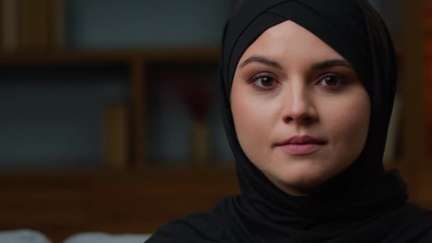 Арабская Этническая Женщина Мусульманский Ислам Религиозная Девушка Крупным Планом Женское — стоковое видео