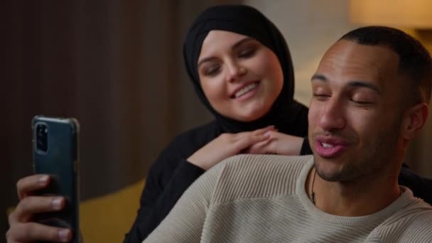 Family Ethnic Multiracial African American Man Arabian Muslim Woman Chatting — Stok video