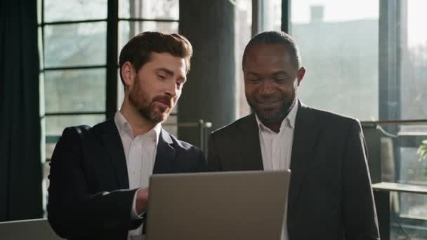 Caucasiano Profissional Homem Especialista Negócios Software Consultoria Homens Apontando Laptop — Vídeo de Stock