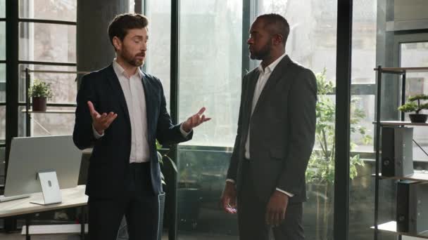 Diverse Male Coworkers Multiracial Partners Men Talking Standing Office Caucasian — Vídeos de Stock