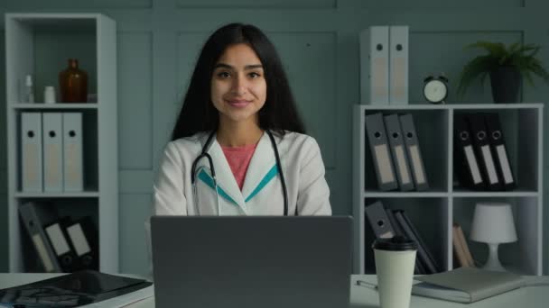 Lächelnd Arabisch Indisch Ethnische Therapeutin Gynäkologe Psychologe Zahnärztin Arbeiterin Medizinischer — Stockvideo
