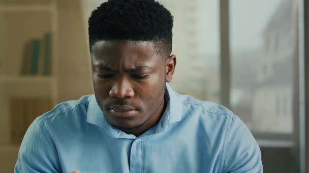 Pensive Trauriger Mann Afroamerikanischer Geschäftsmann Erhält Nachricht Auf Handy Büro — Stockvideo