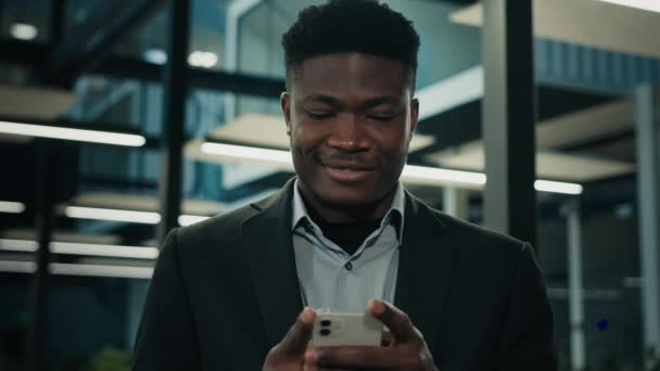 Lächelnd Afroamerikanische Ethnizität Mann 30Er Jahre Büroangestellte Geschäftsmann Blick Auf — Stockvideo